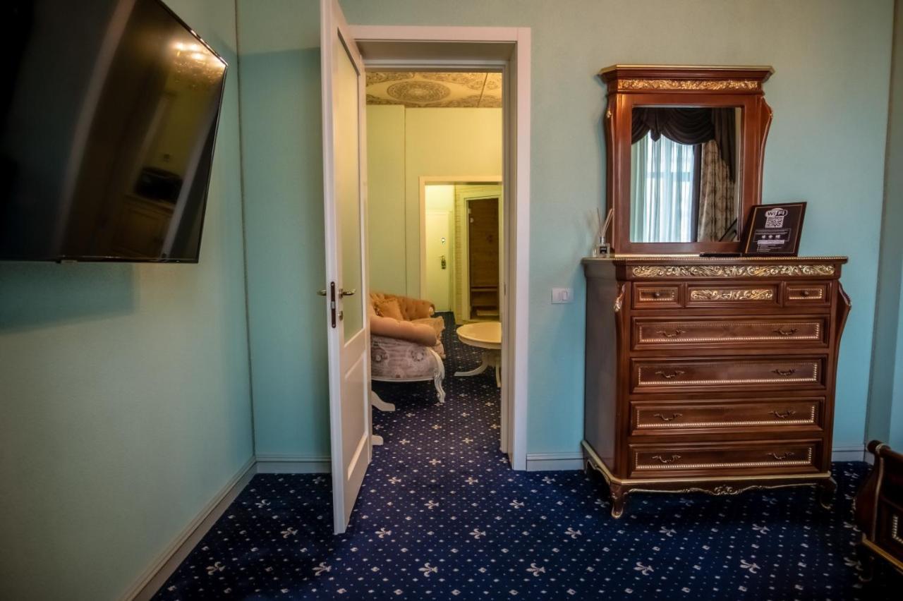 King Suite Spa Bath