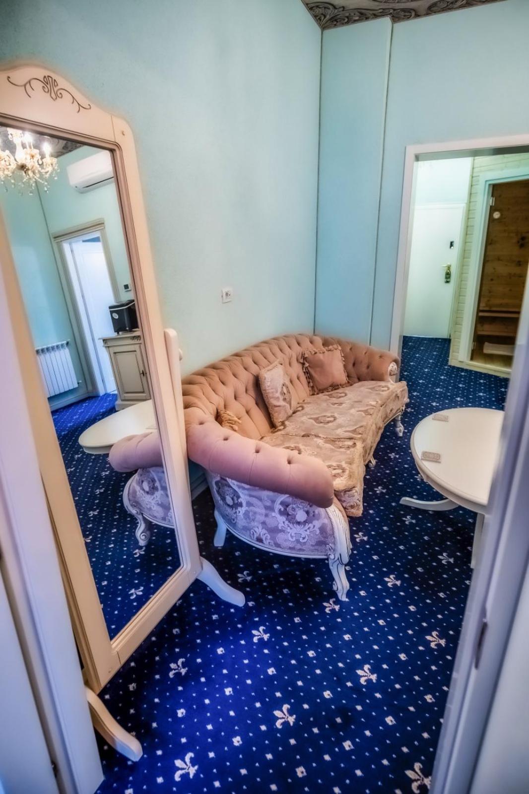 King Suite Spa Bath