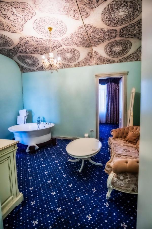 King Suite Spa Bath