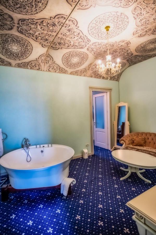 King Suite Spa Bath