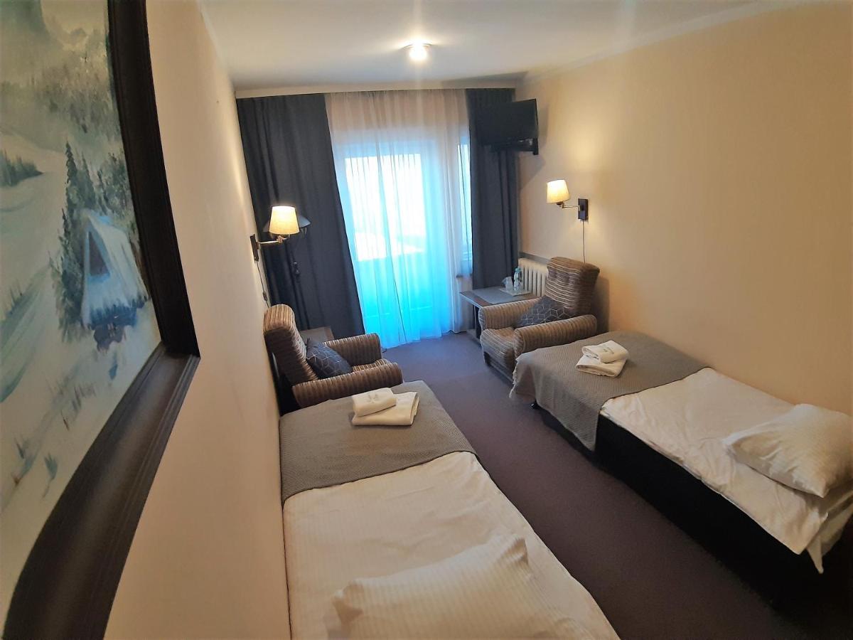 Zweibettzimmer mit eigenem Bad außerhalb des Zimmers
