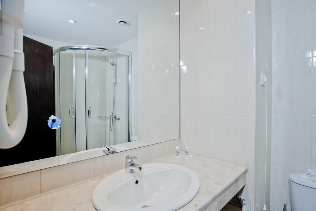 Quarto com 2 Camas de Solteiro