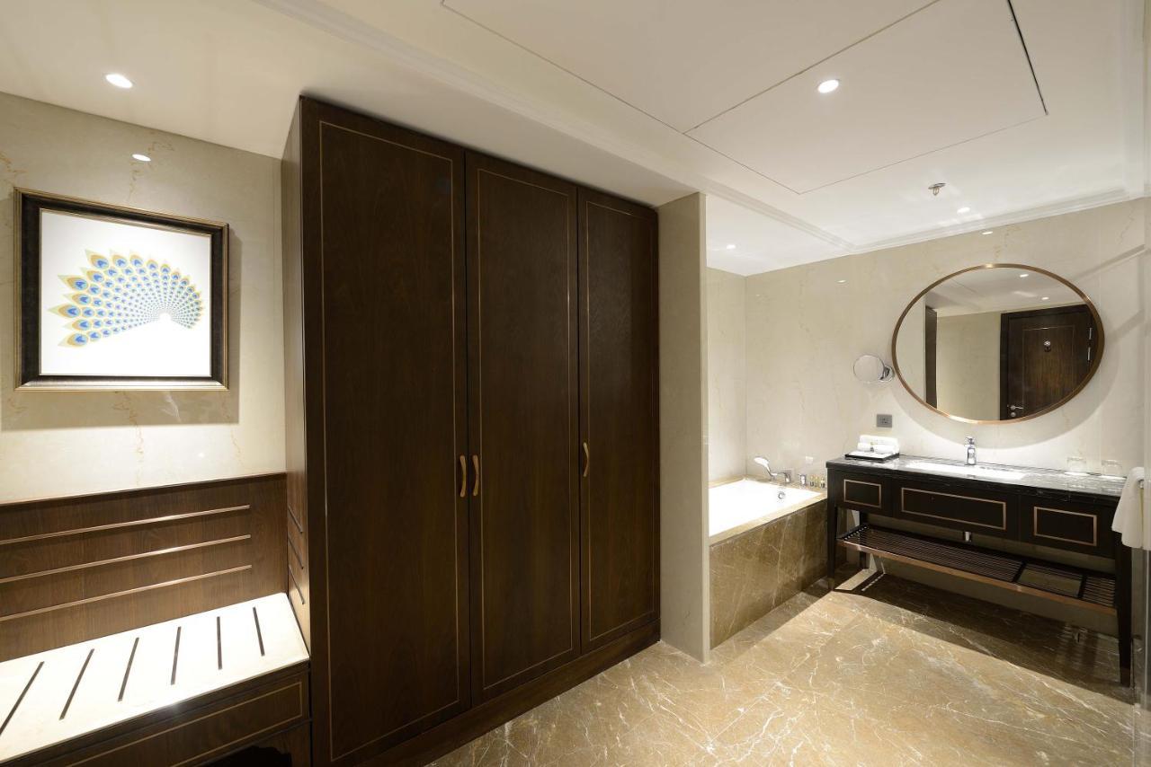 Luxury Grande King Bed