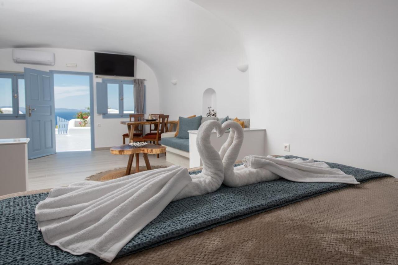 Deluxe Cave Suite Outdoor Jetted Tub Sea & Sunset View