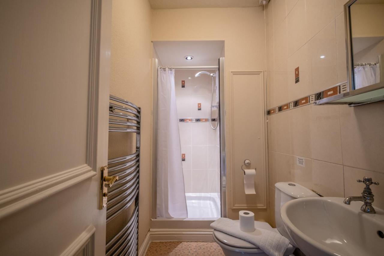 Family Room Private Bathroom,1351388953:JPEG
