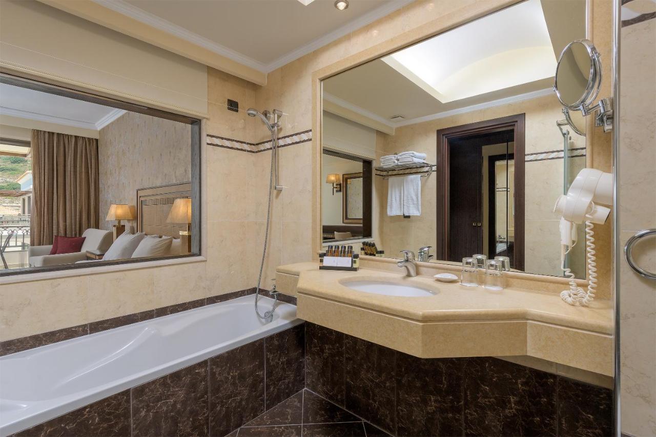 Suite Luxury con Accesso Diretto alla Piscina