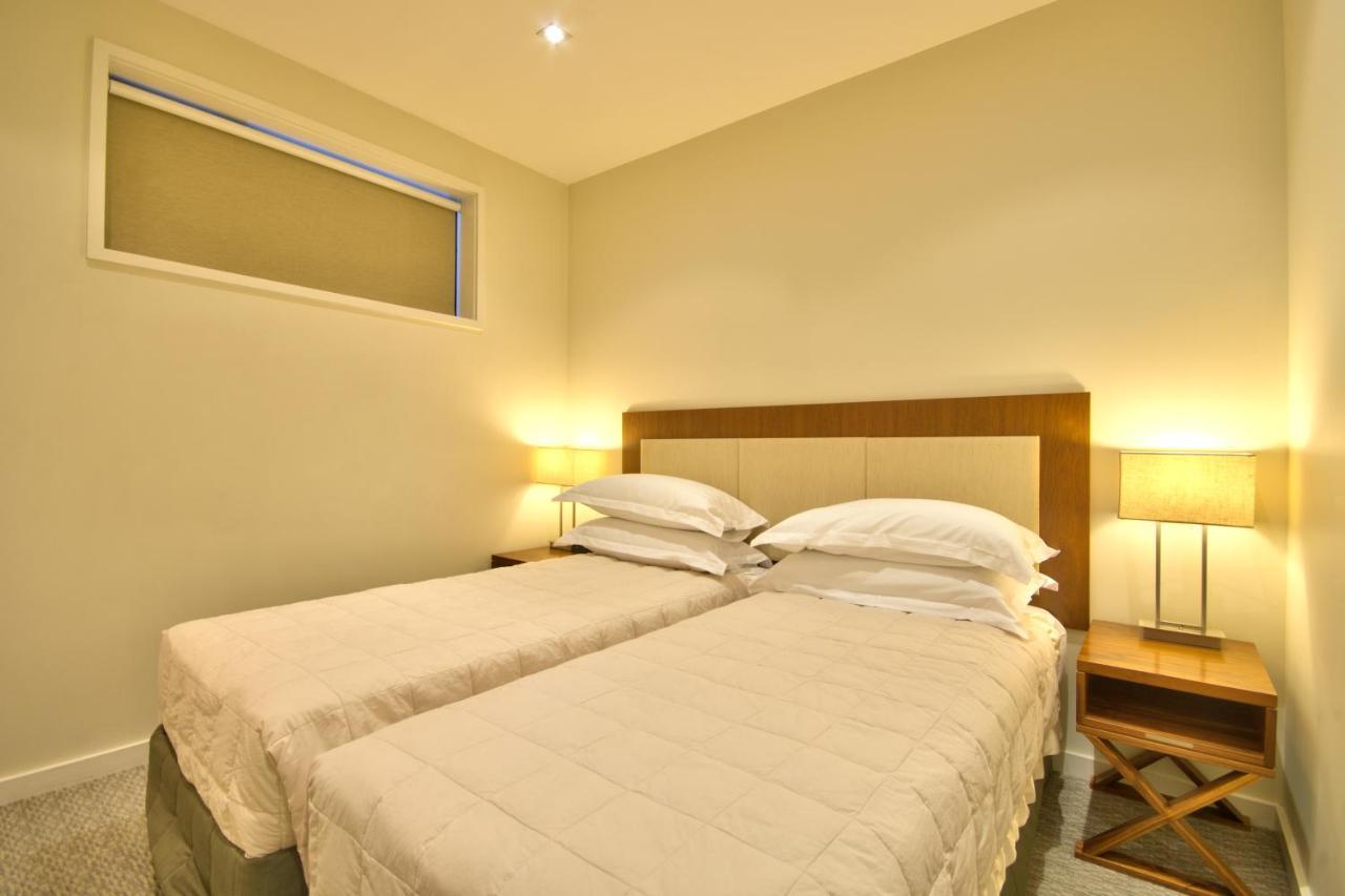 Executive Three-Bedroom Apartment with Lake View