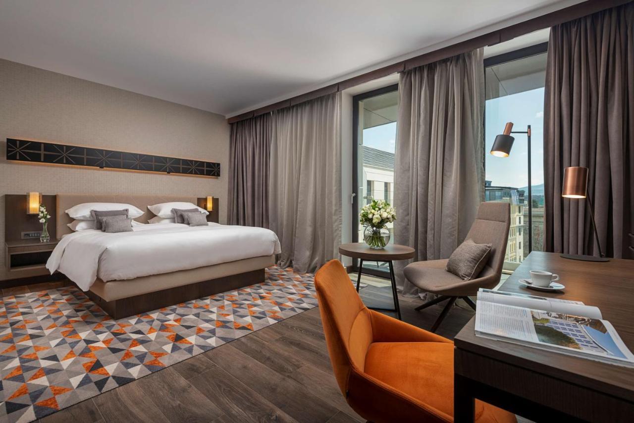 Habitación con cama extragrande y acceso al club