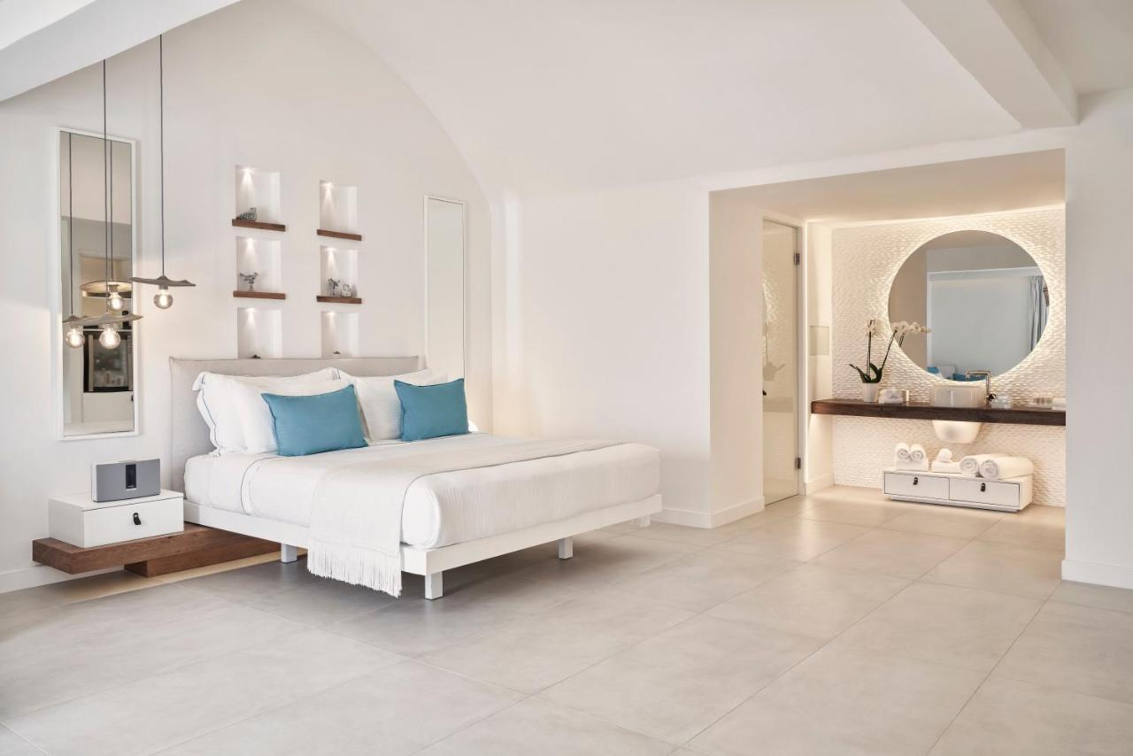 Suite de lujo con bañera de hidromasaje y vistas al mar