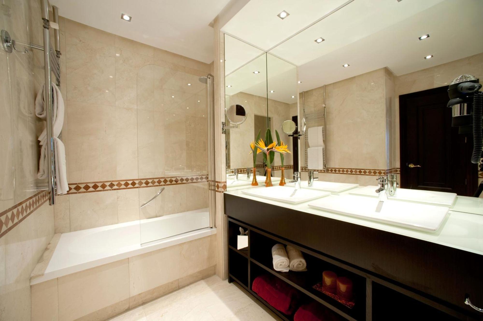 Deluxe Driepersoonskamer met Gedeeltelijk Uitzicht op de Zee/Heuvels