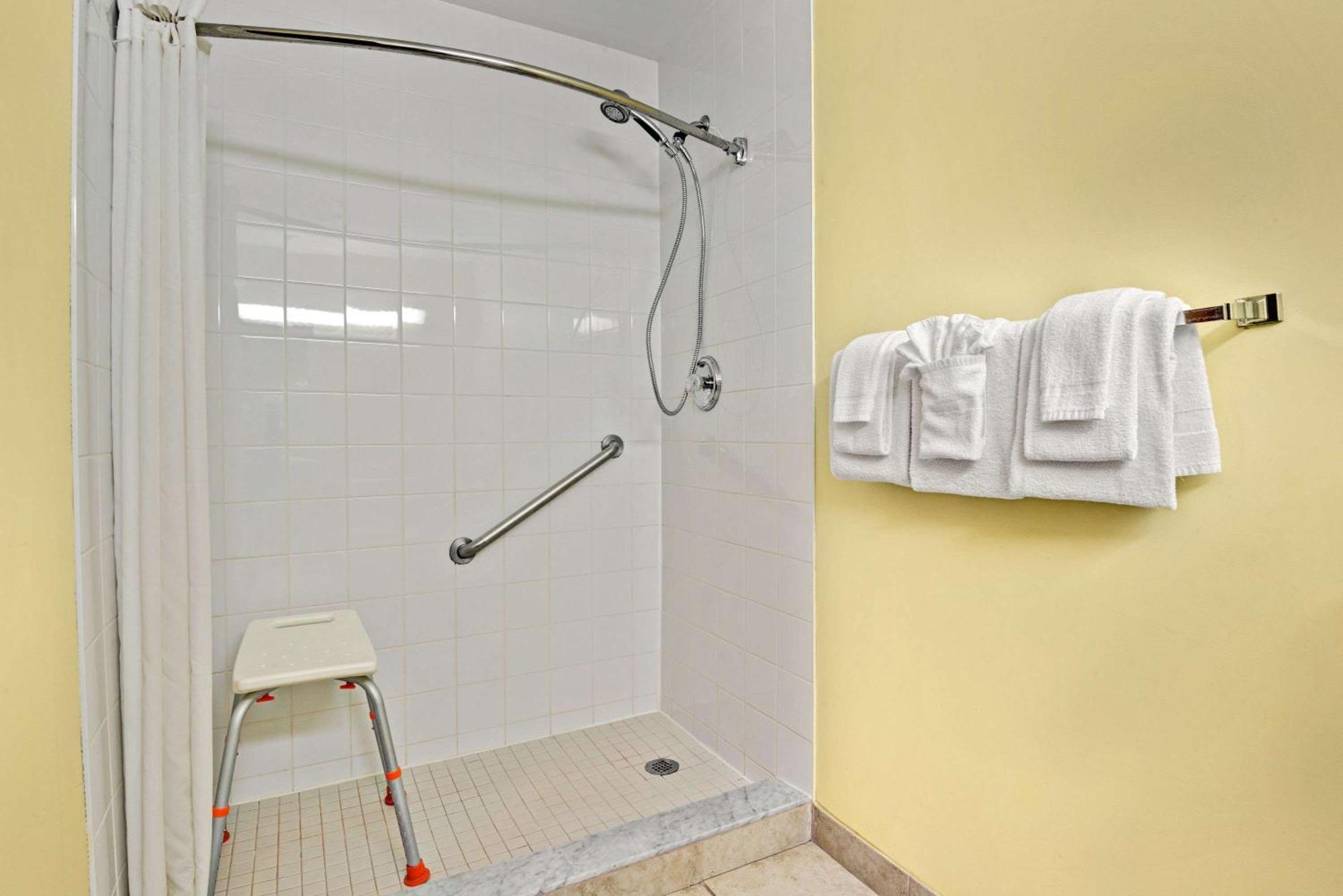 Queen Room with Spa Bath- Disability Access - Non-Smoking