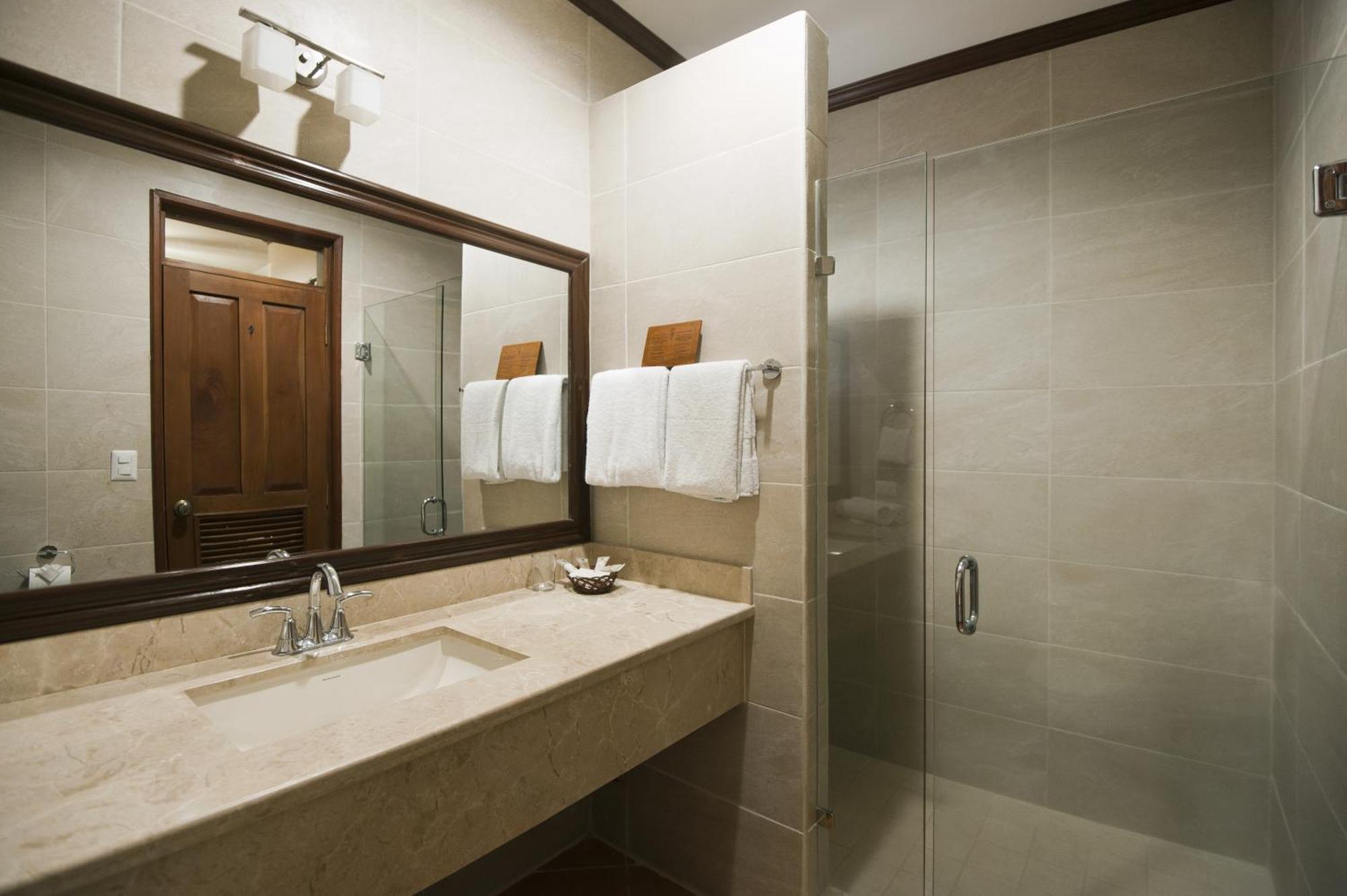 Habitación con cama grande