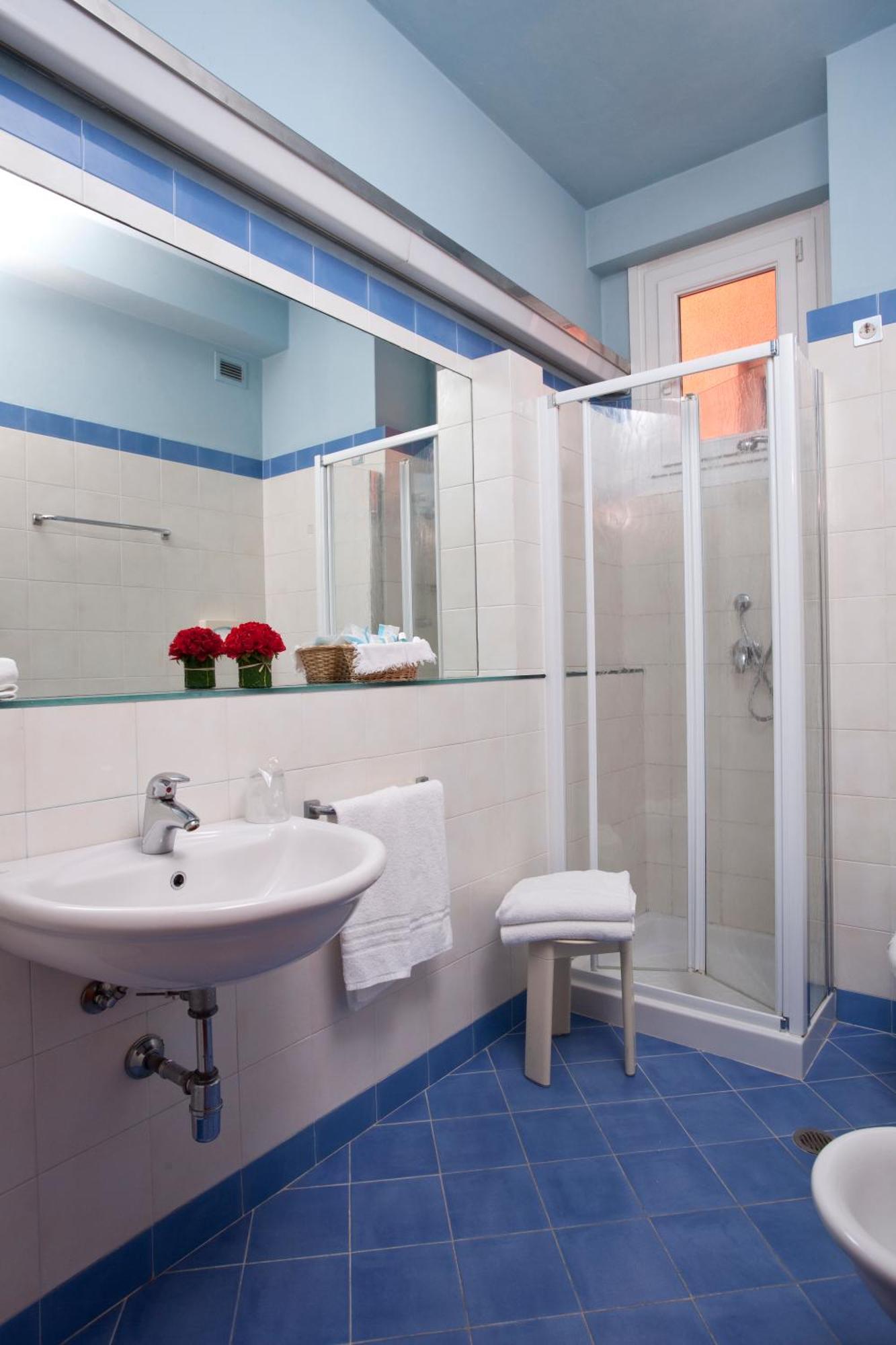 Double or Twin Room Lateral Sea View