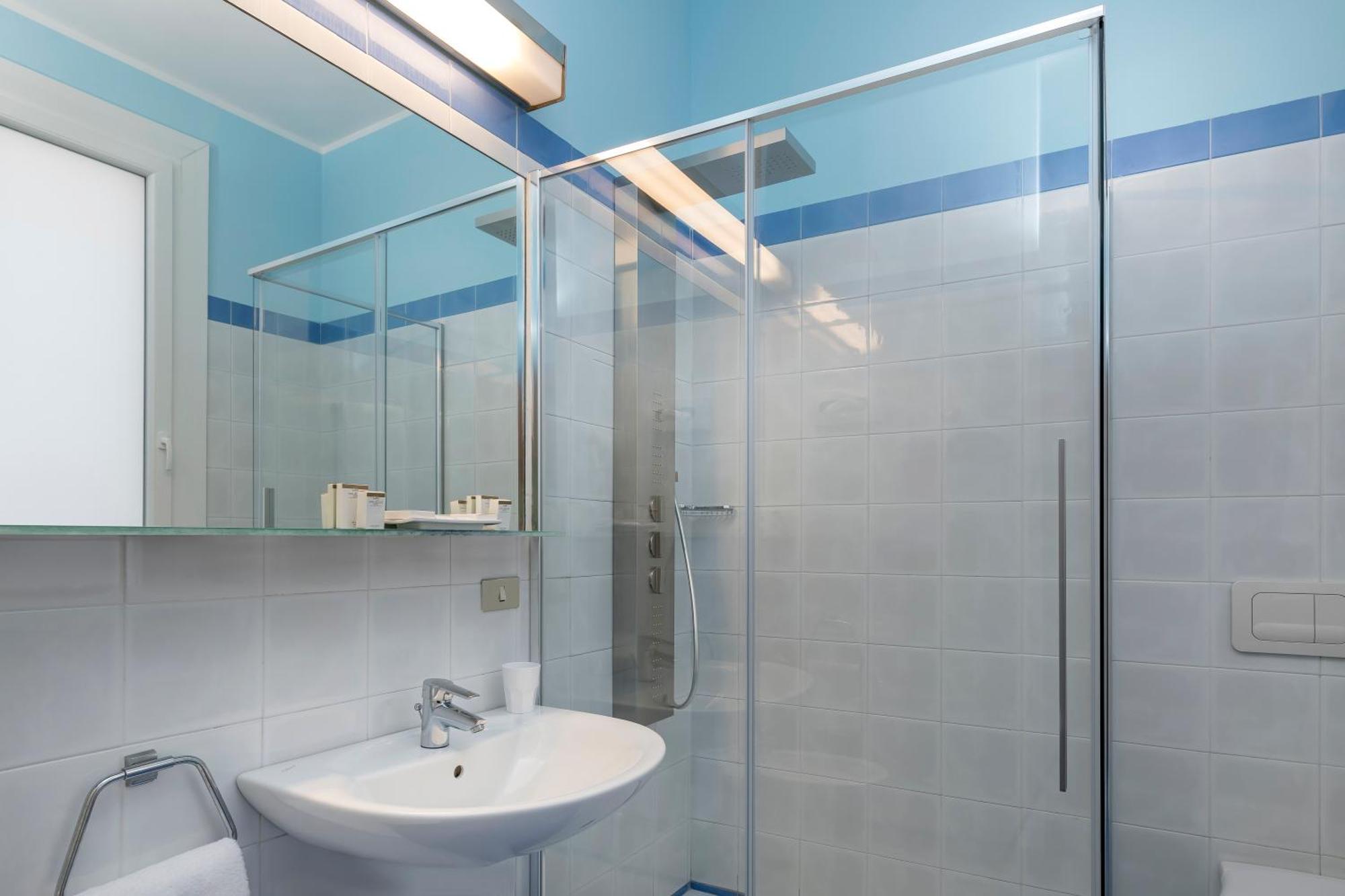 Double or Twin Room Lateral Sea View