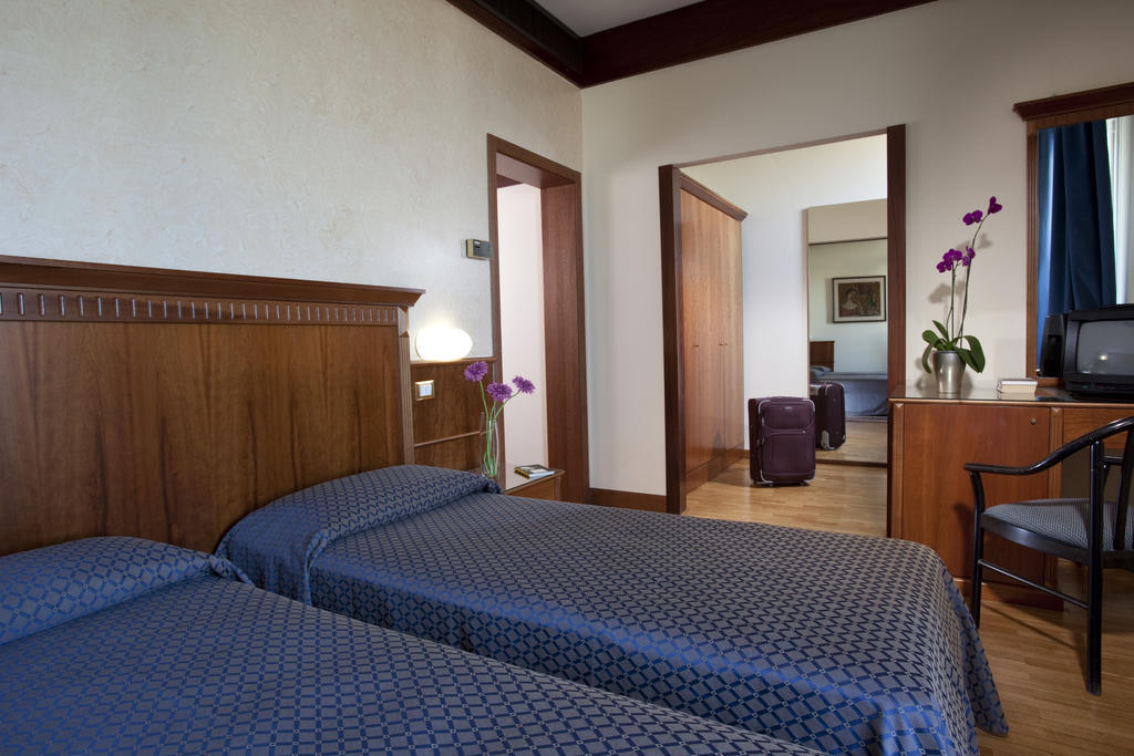 Double or Twin Room Lateral Sea View