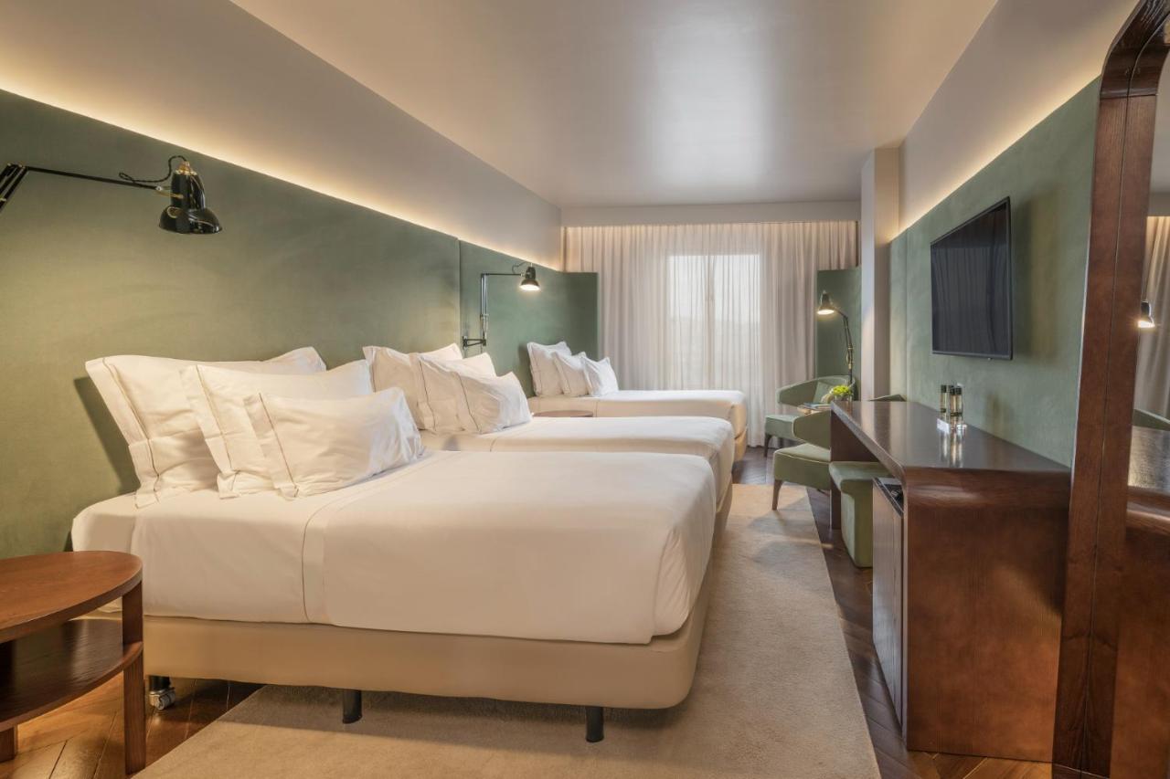 Dreibettzimmer mit Stadtblick