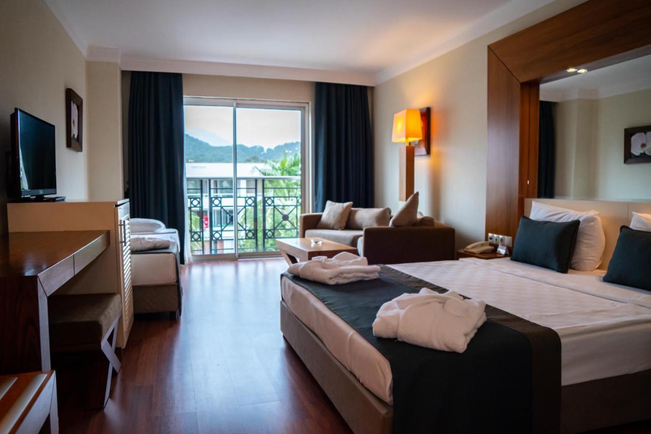 Doppel-/Zweibettzimmer mit Poolblick