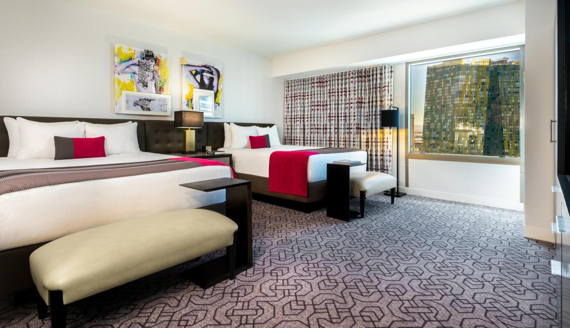 Quarto Ultra Hip com 2 Camas Queen-size e Vista Fonte - Não Fumador