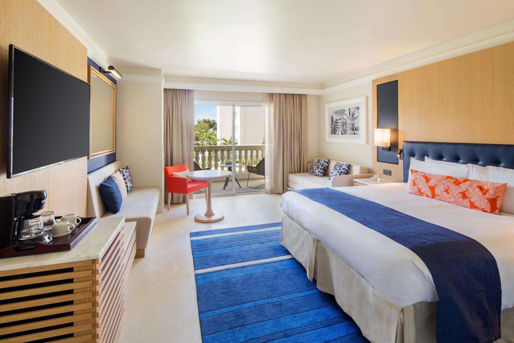 Quarto com Cama King-size e Vista do Resort
