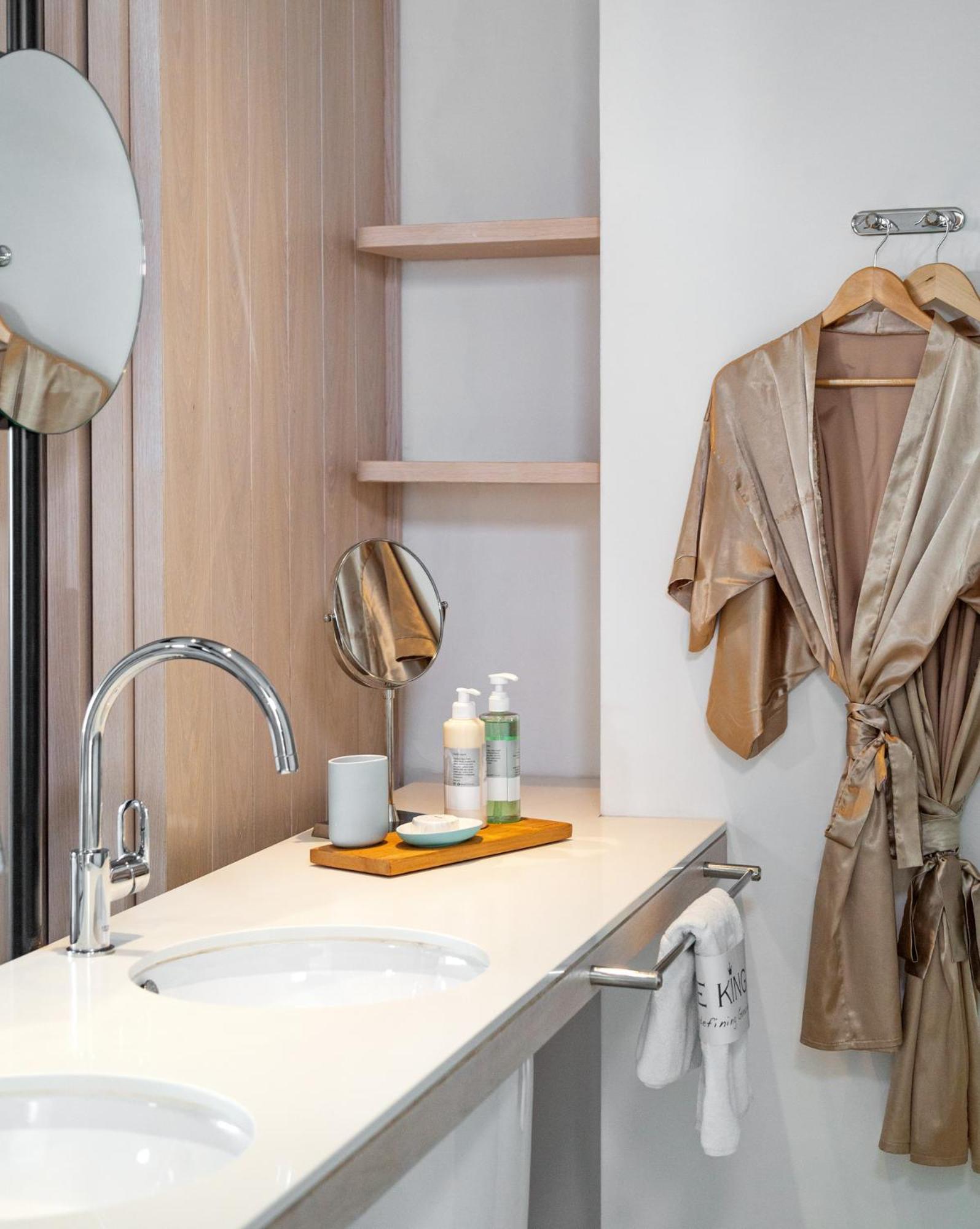 One-Bedroom Suite with Limited Sea View Double Bed,1285937947:JPEG