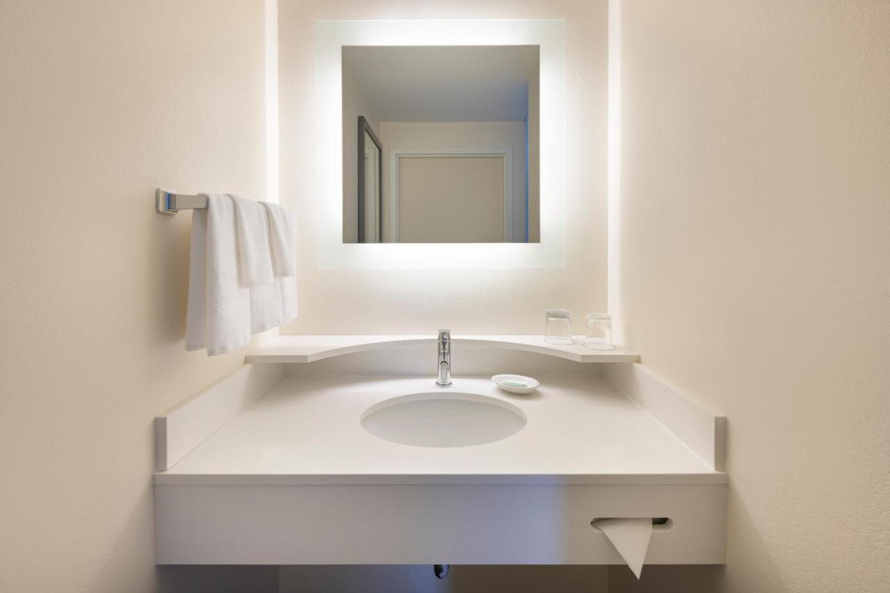 King Suite with Bathtub, Transfer Shower and Sofa Bed - Mobility Access/Hearing Accessible,1360458797:JPEG