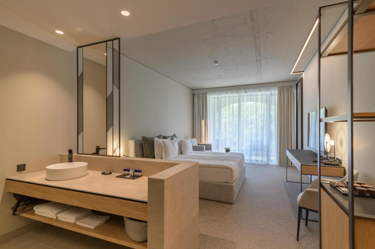 Deluxe King Room and unlimited access to Health Spring Spa