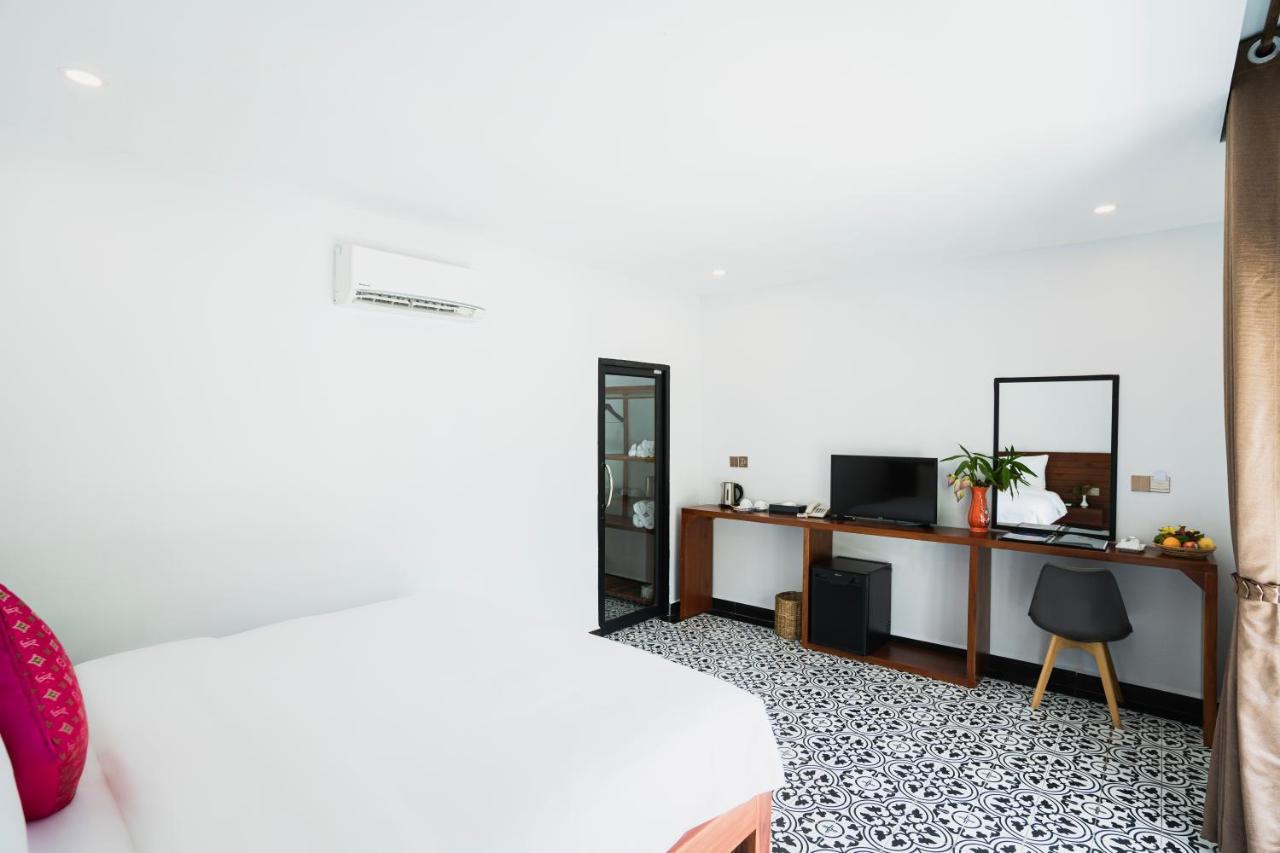 Family Connecting Room Pool Access - Free Shuttle to Town