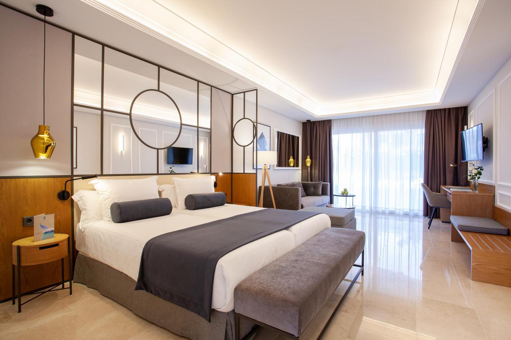 Suite Junior Prestige con vistas a la piscina (1 adulto)