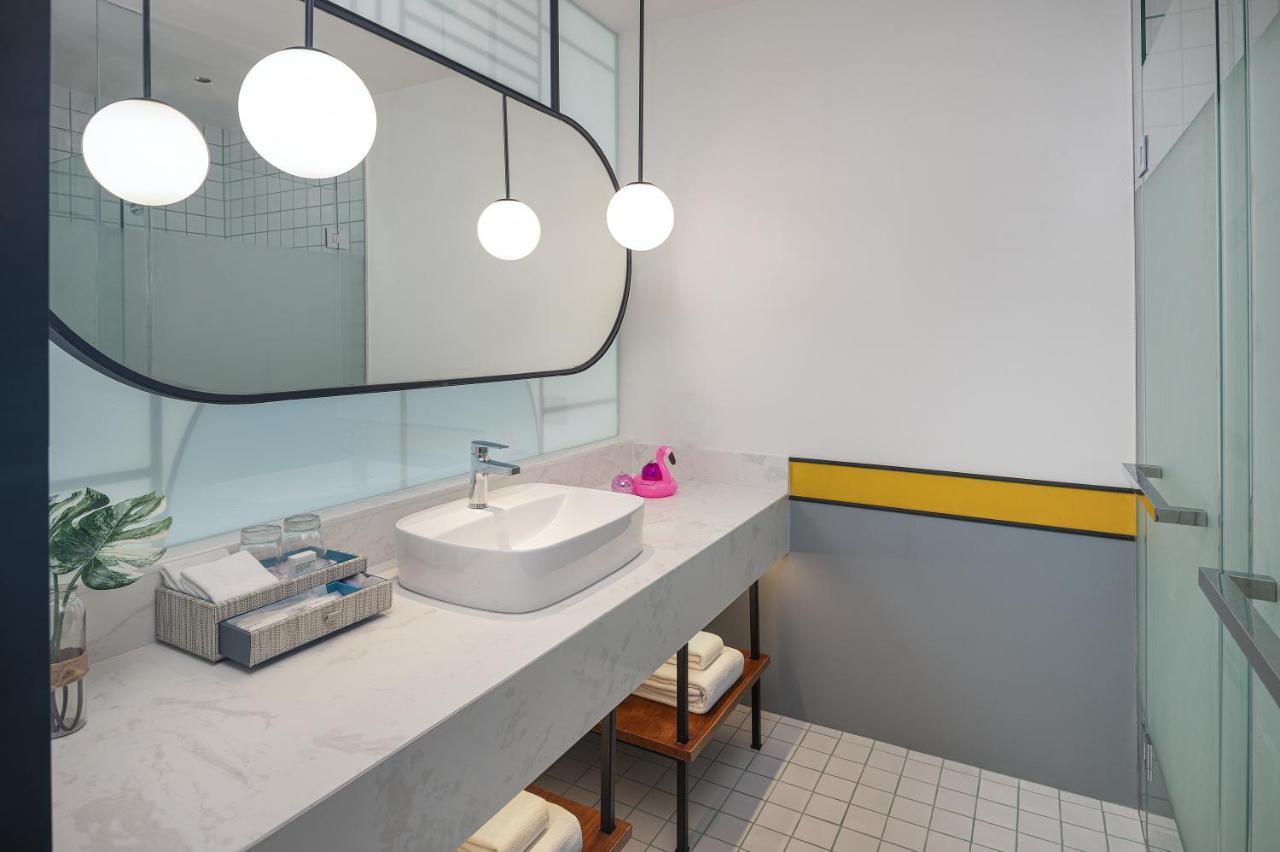 Cool Zimmer mit Poolblick