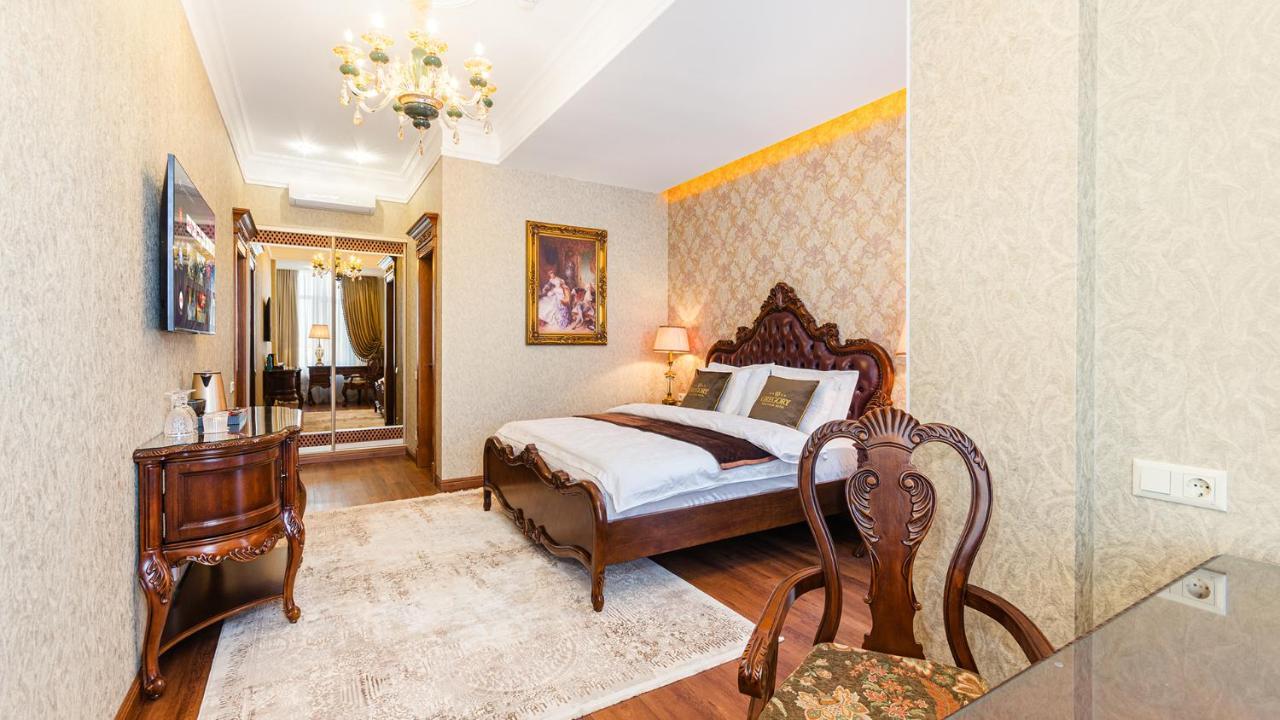 Zimmer mit Kingsize-Bett und Balkon