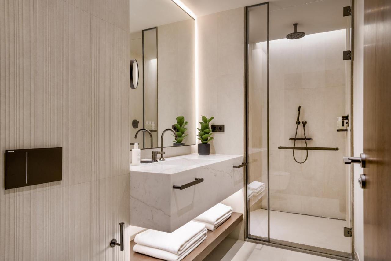 Chambre Lit King-Size de Luxe - Vue sur Ville et Balcon
