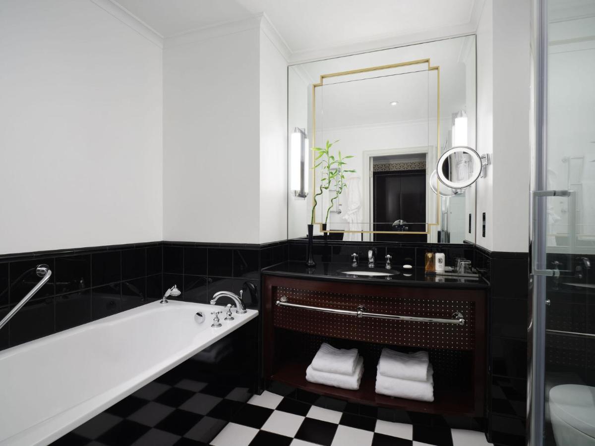 Junior Suite mit Kingsize-Bett, Loungebereich und Aussicht auf den Platz Waterloo Place