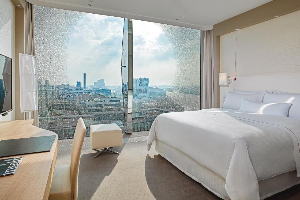 Deluxe Guest room 1 King City view partial harbour view