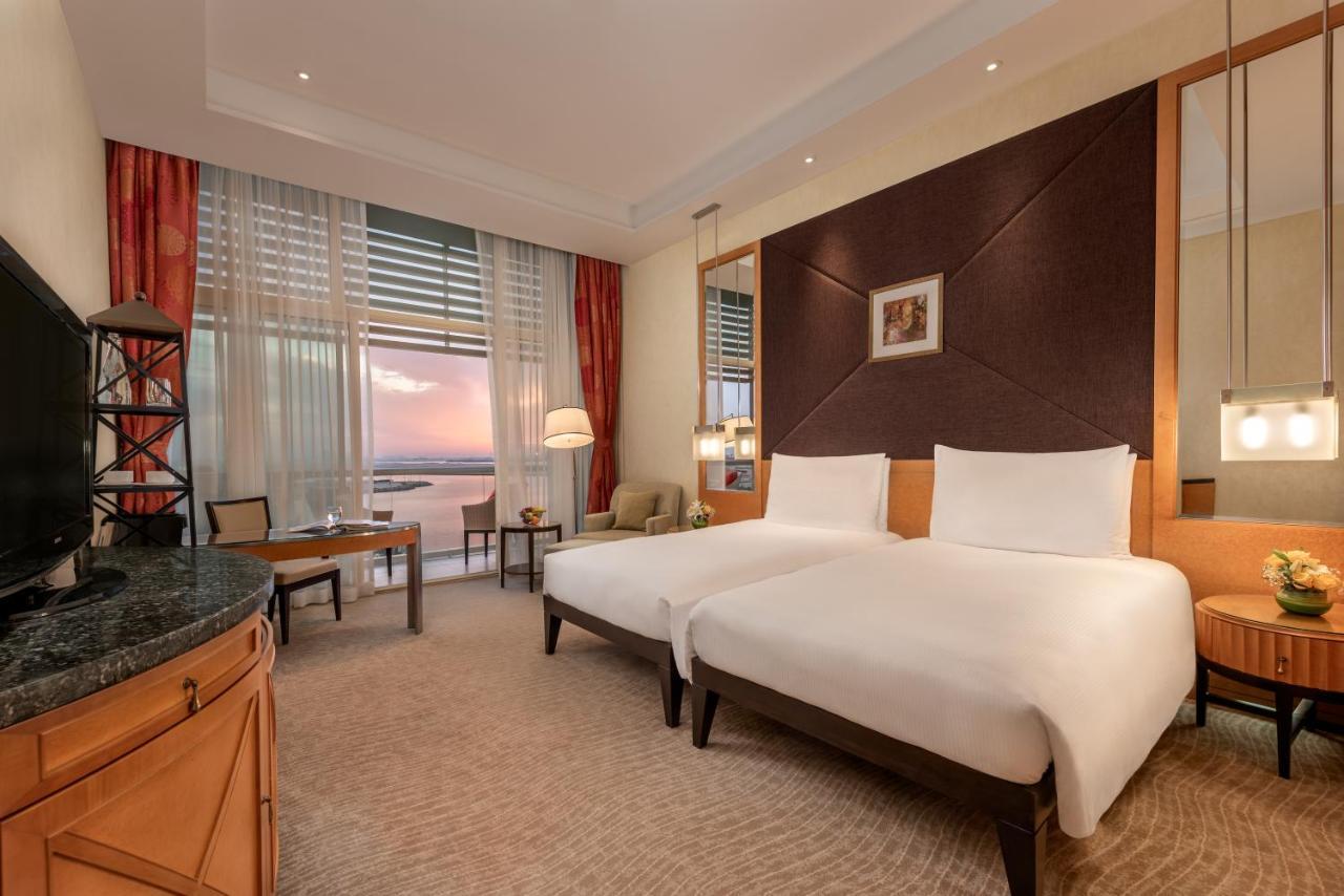 Habitación doble Deluxe con vistas al golfo - 2 camas individuales - Servicio diario gratuito de traslado en autobús a los lugares de interés de Yas, al centro comercial Yas y a la Gran Mezquita
