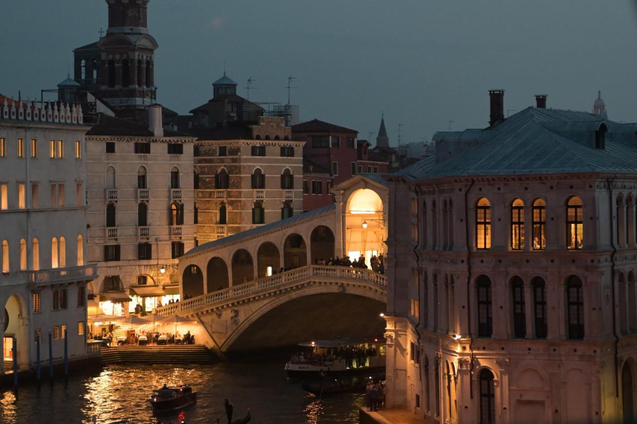 Chambre Lit King-Size avec Terrasse - Vue sur Grand Canal et Pont du Rialto