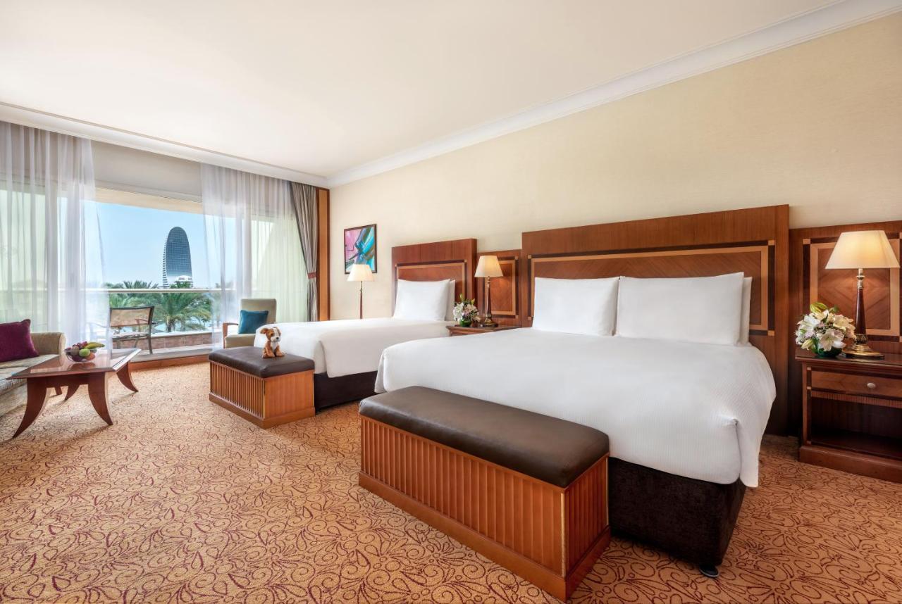 Habitación familiar con vistas al golfo - 2 camas individuales - Servicio diario gratuito de traslado en autobús a los lugares de interés de Yas, al centro comercial Yas y a la Gran Mezquita
