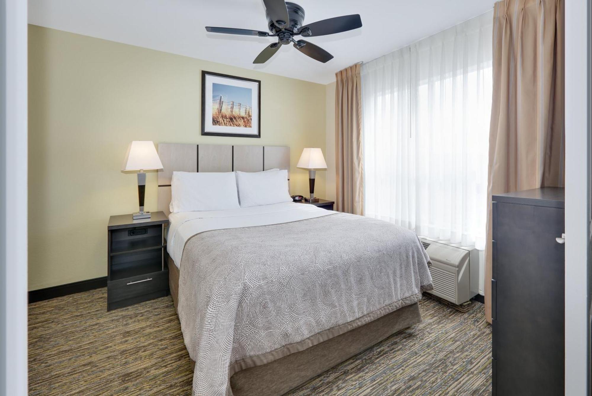 One-Bedroom Queen Suite