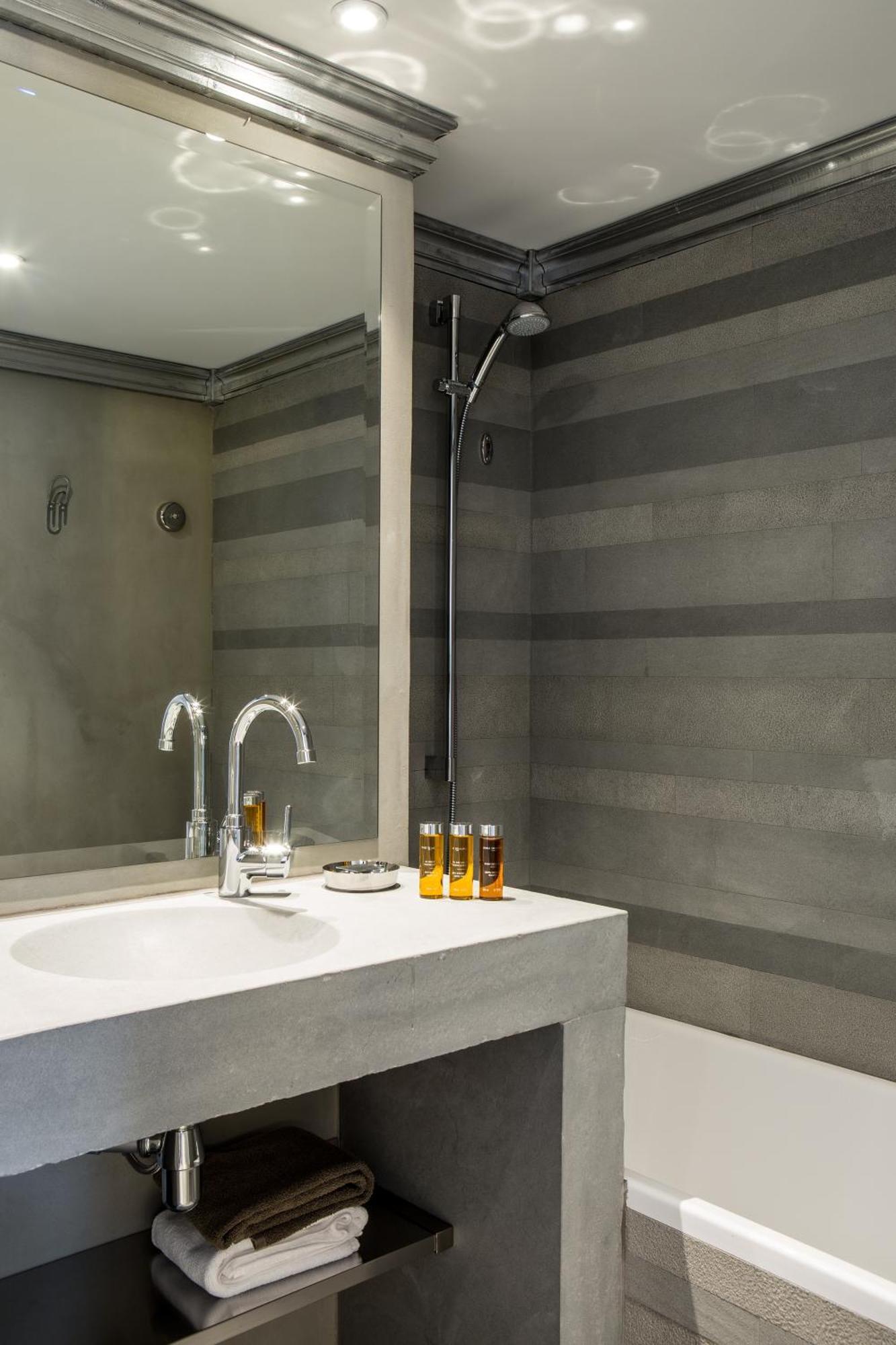 Double Room with Shower with City View,707478454:JPEG