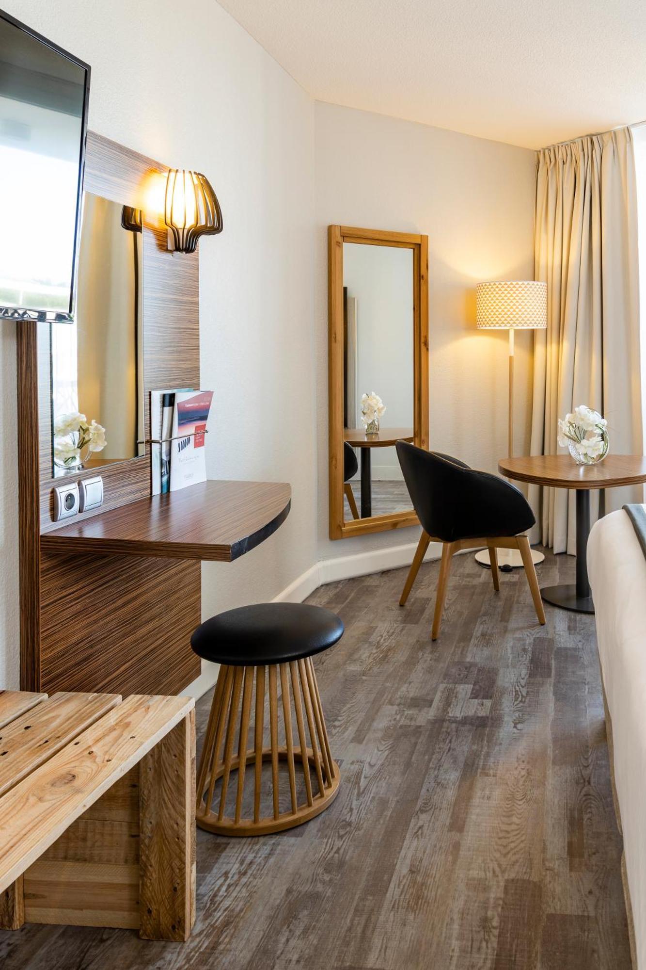 Dreibettzimmer mit Schlafsofa und seitlichem Meerblick