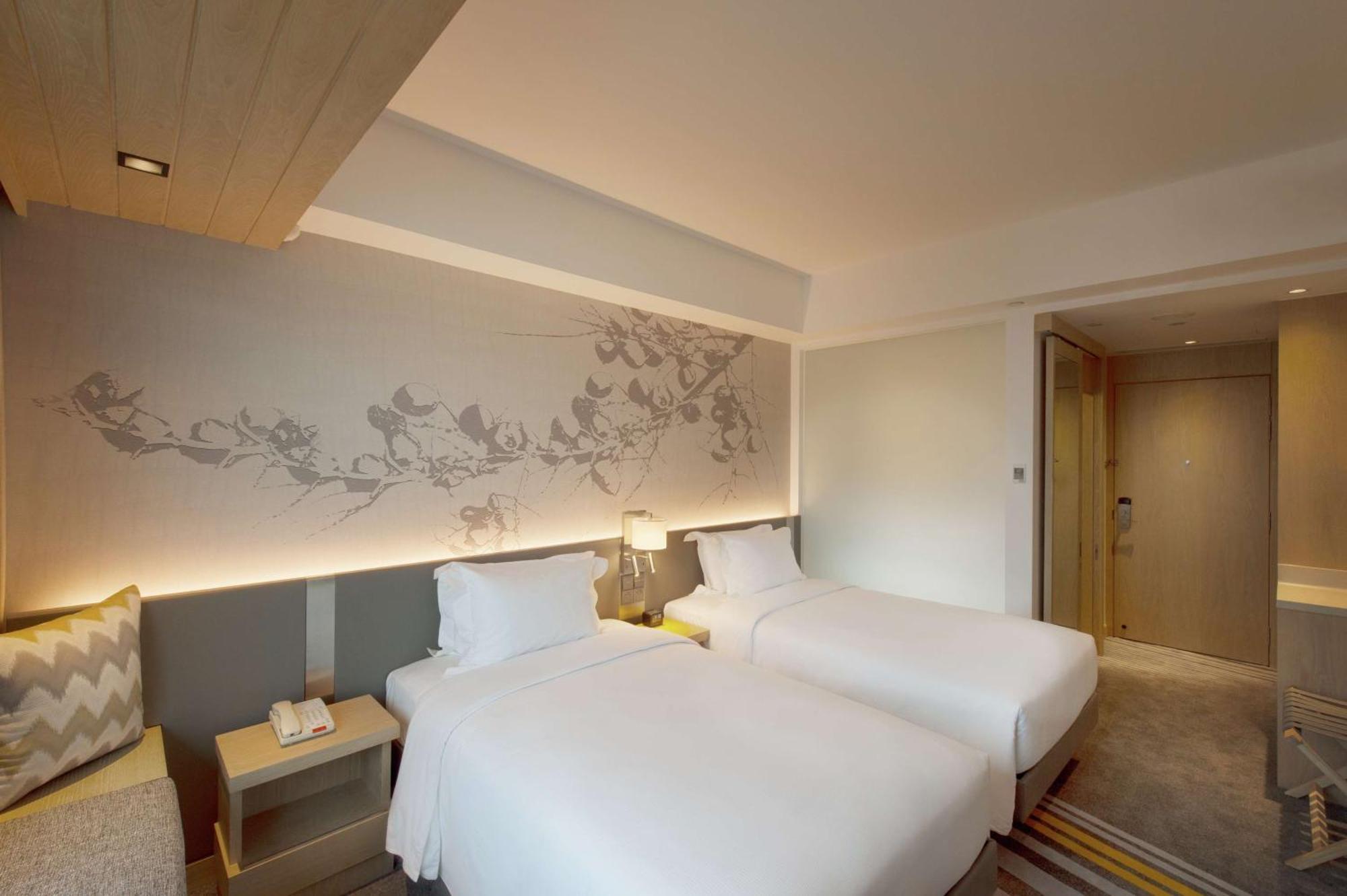 Deluxe King Room with City View