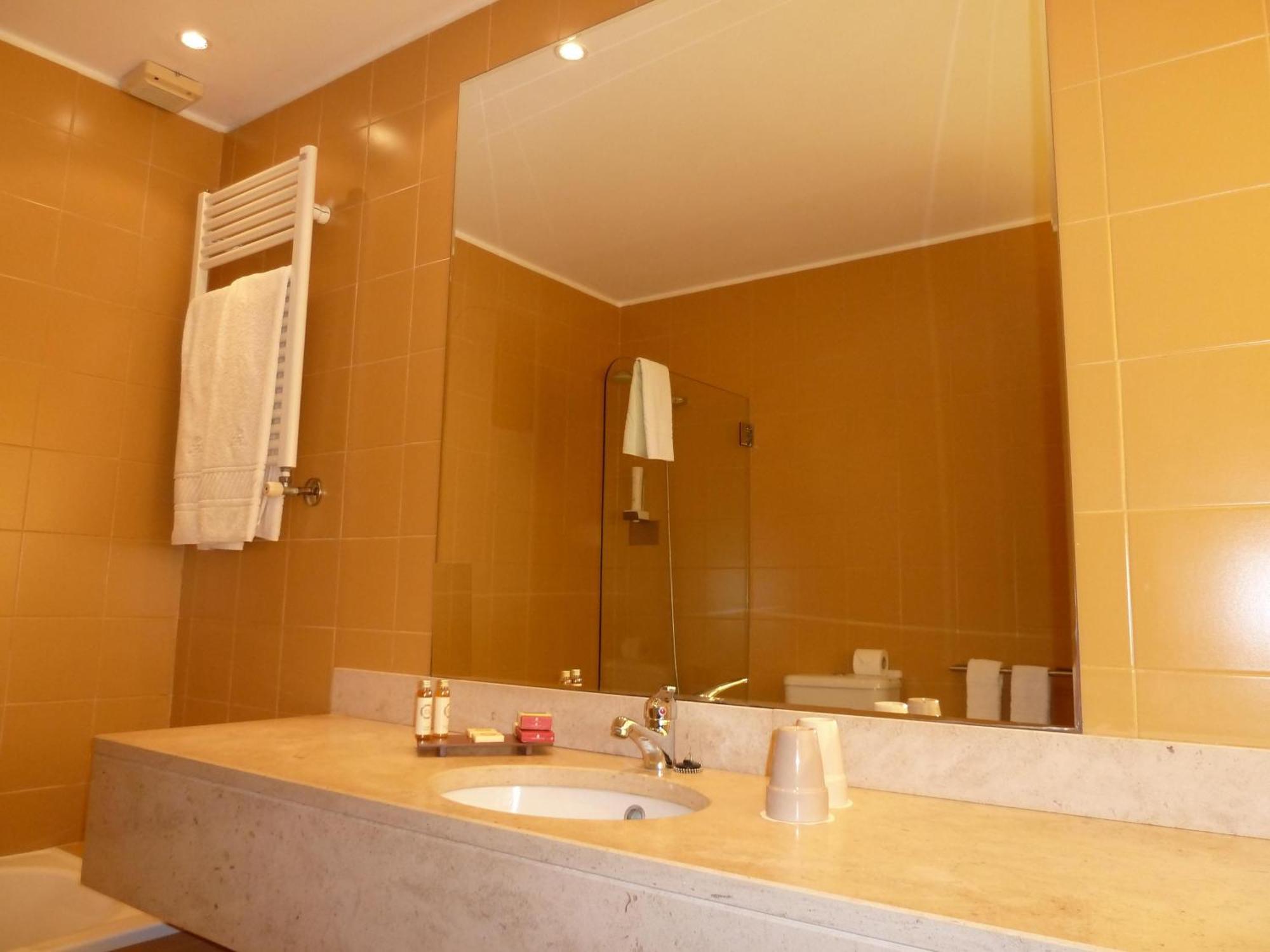 Quarto Familiar (2 Adultos + 2 Crianças até aos 12 anos)