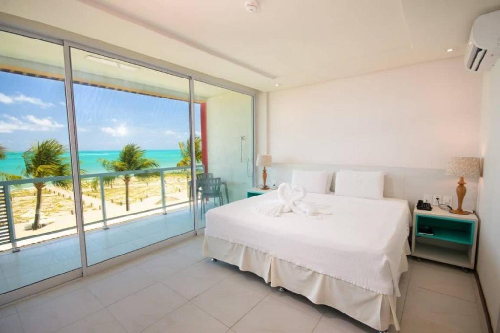 Habitación con cama extragrande y vistas al mar