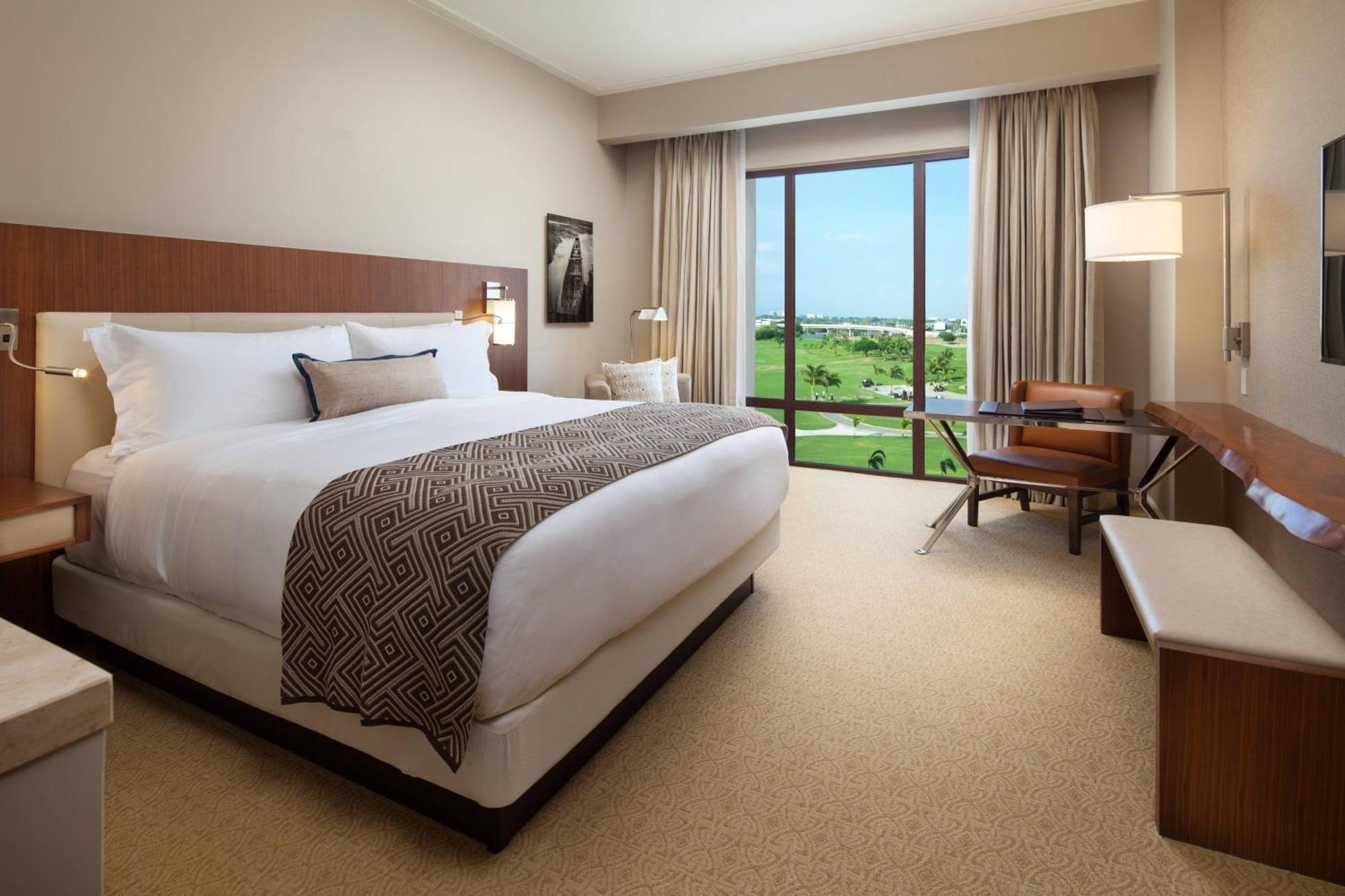 Deluxe Golf View Guest room 1 King Golf view