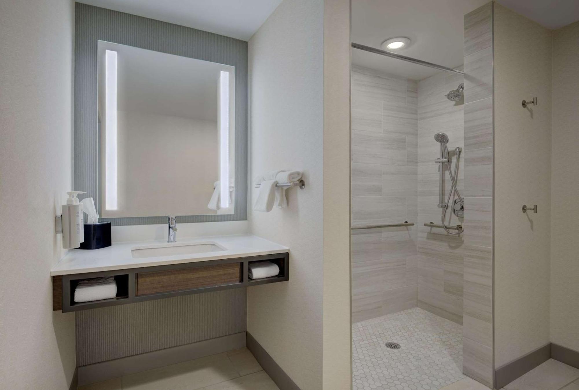 Queen Room Two Queen Beds Roll Shower Mobility Access,1525252774:JPEG