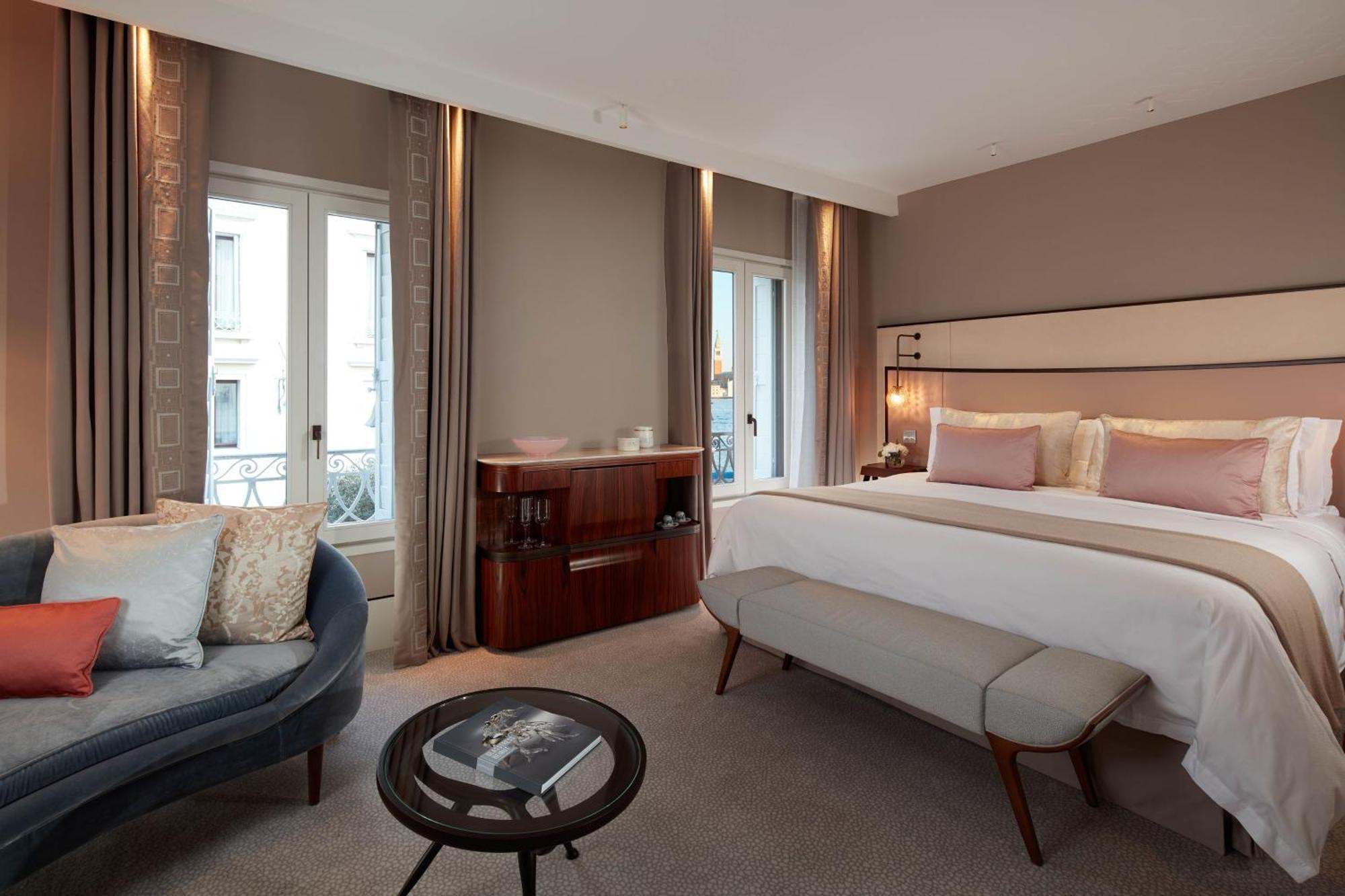 Kamer met kingsize bed en gedeeltelijk uitzicht op het kanaal