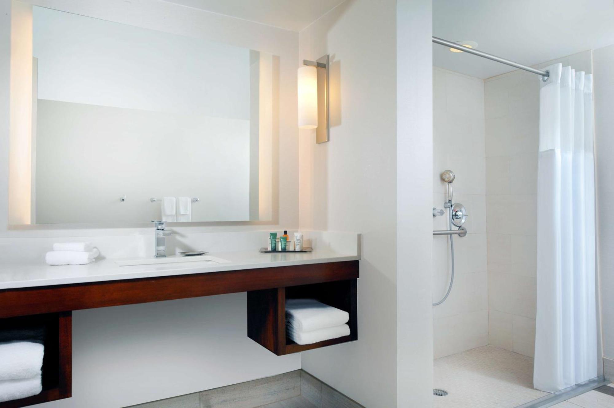 Habitación con cama extragrande - Adaptada para personas con discapacidad auditiva