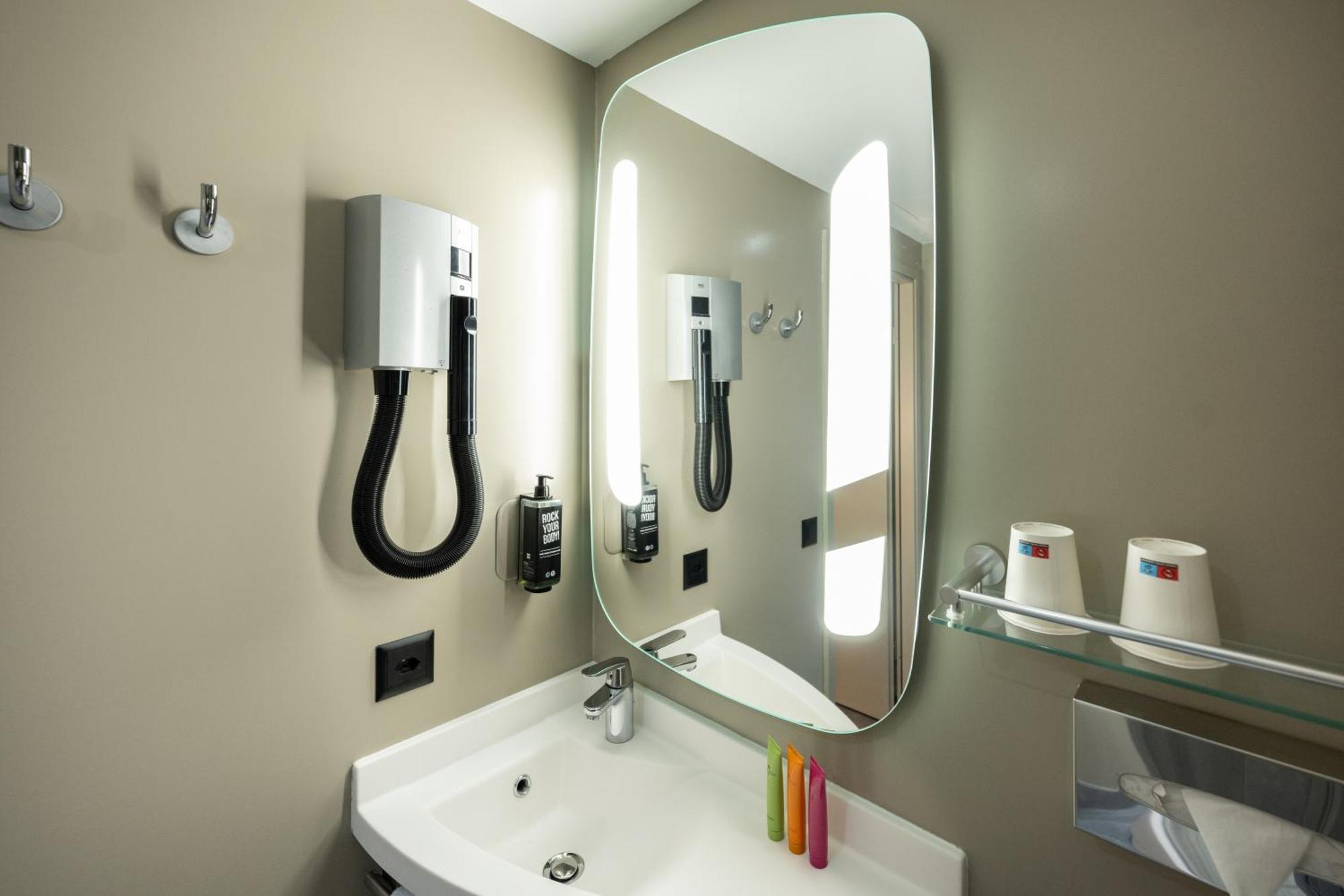 Quarto com 2 Camas de Solteiro