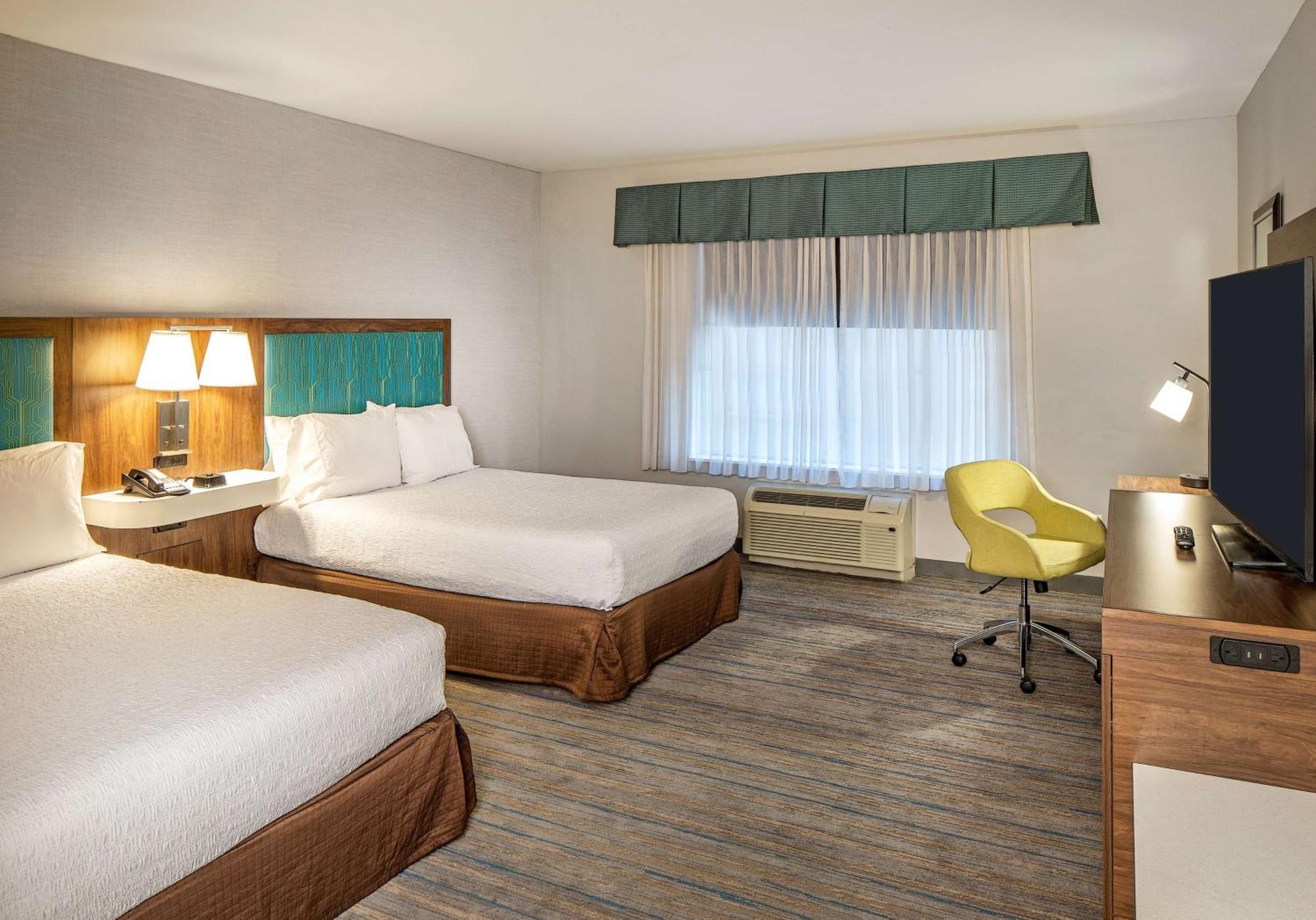 Queen Room Two Queen Beds Mobility Hearing Access or Non-Smoking