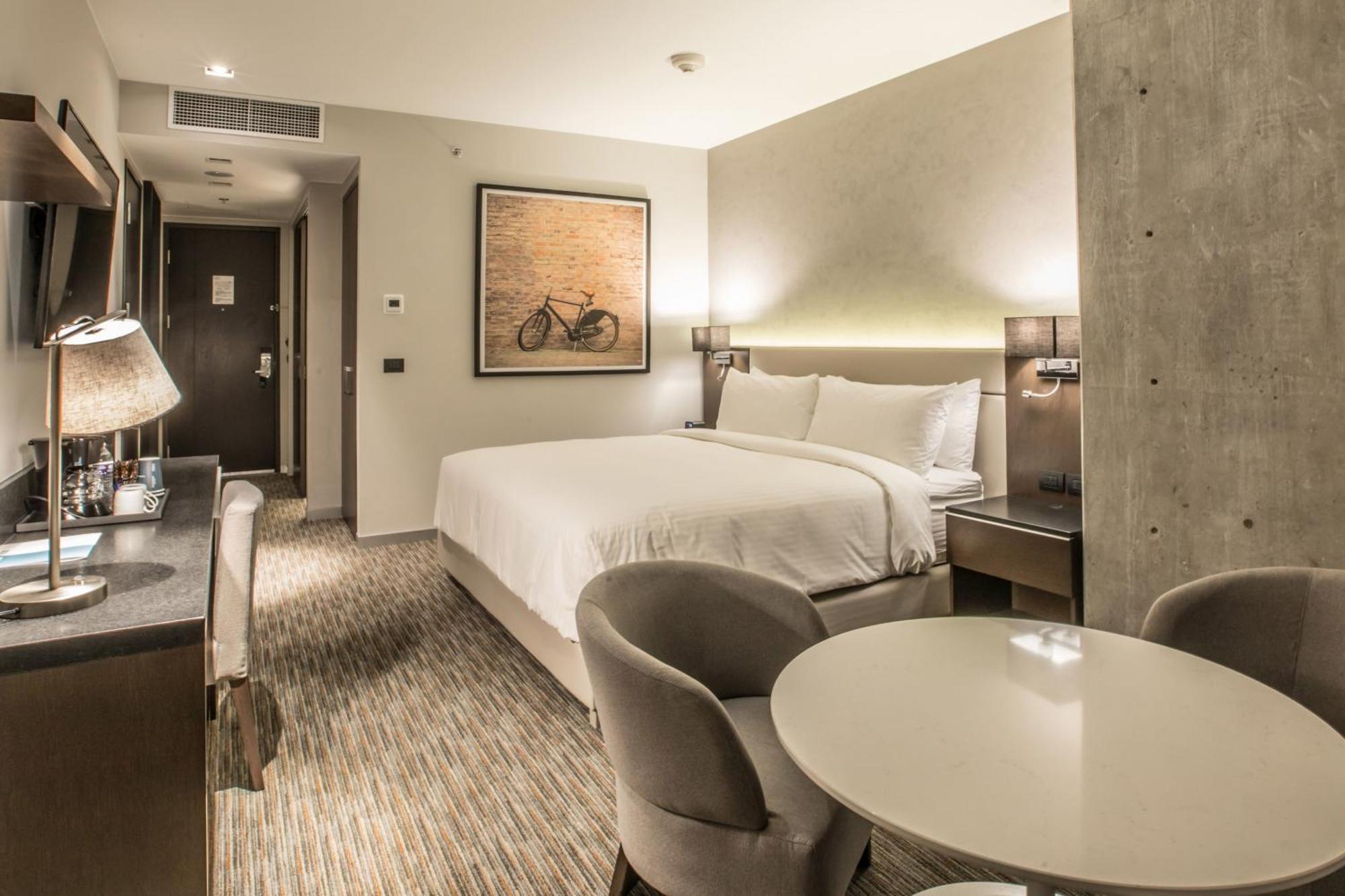 Grand Traditional One King Bed Volcano View,1543686988:JPEG