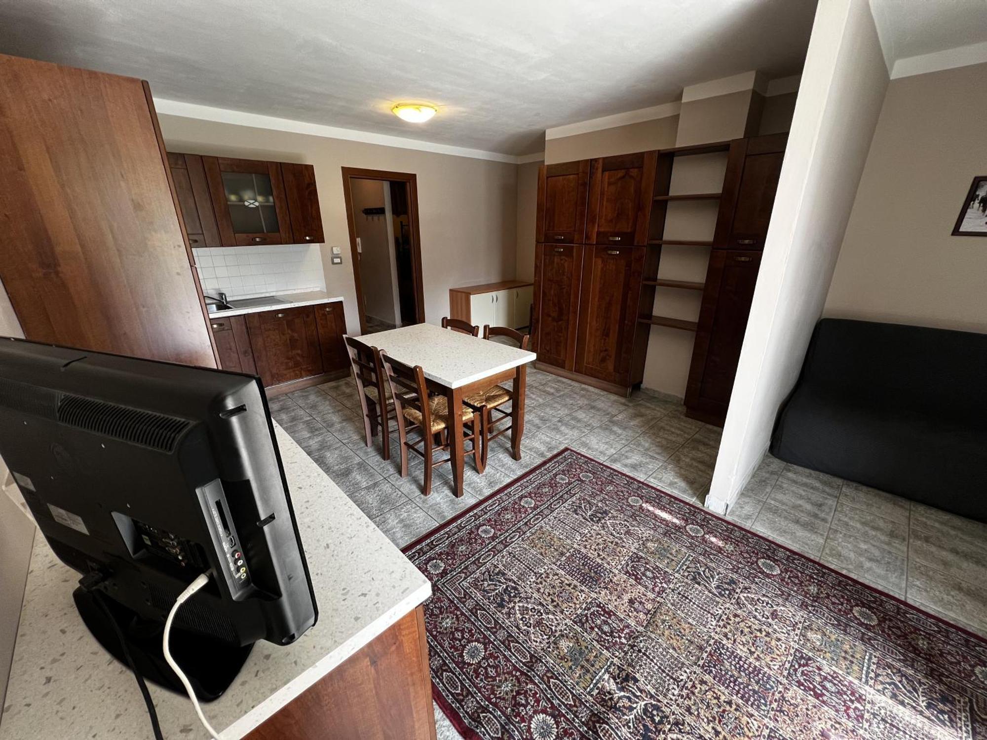 Appartamento con 2 Camere da Letto, Balcone e Vista Montagna